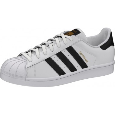 Adidas Originals Superstar sfoggiano i dettagli del modello originale, come la tomaia in pelle liscia, la punta a conchiglia e la suola in gomma